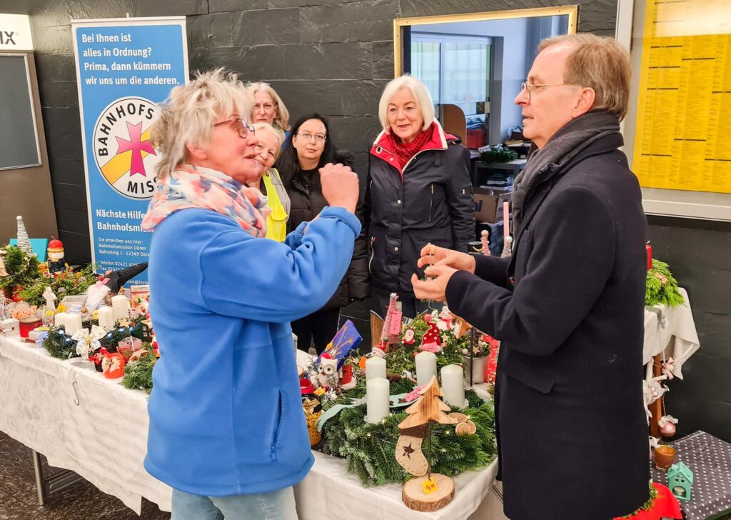 Tolle Aktion der #Bahnhofsmission in #Düren: Die eifrigen #ehrenamtlichen Mitar...
