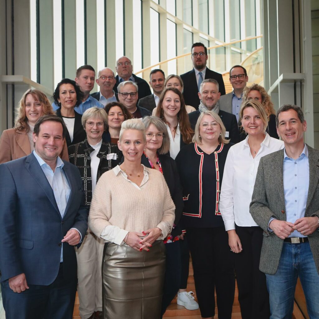 Die Zukunft unseres Landes liegt in der Zukunft unserer Kinder. Wir stellen Fam...