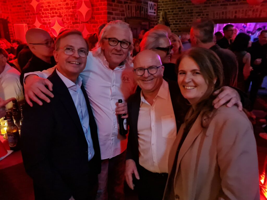 Gute Laune und beste Stimmung bei der Lions Charity Night. Hier wird gefeiert zu...