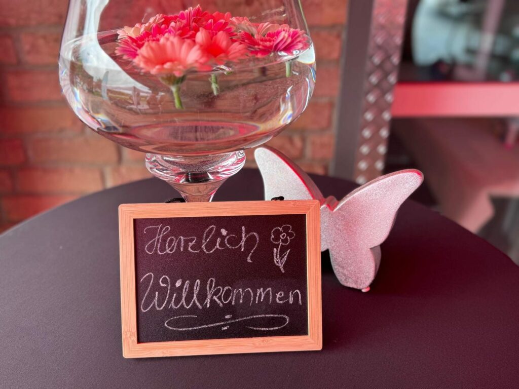 Bei Gegrilltem, Wein und anderen Kaltgetränken haben wir heute unser Sommerfest ...