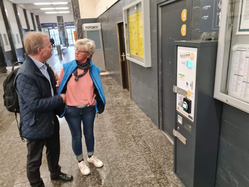 Endlich ist auch der Innenraum des Dürener Bahnhofs von Graffiti befreit, und ...