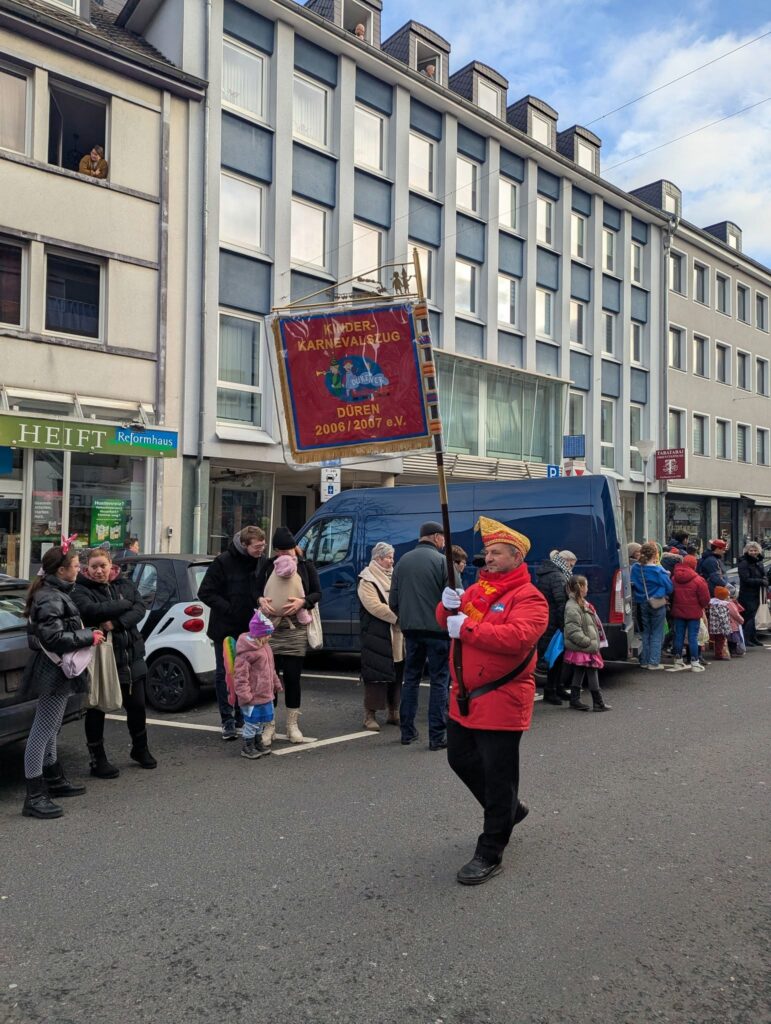 Heute zog der Kinderkarnevalszug durch Düren. Eine tolle Sache für die Pänz!
Vie...