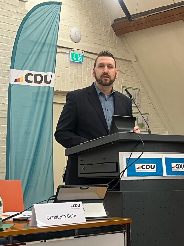 Ein mit 100 Parteifreunden gut gefüllter Saal diskutierte über die aktuelle poli...