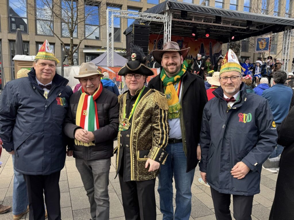 Gemeinsam mit einigen hundert Jecken und den Damen und Herren des Regionalverban...