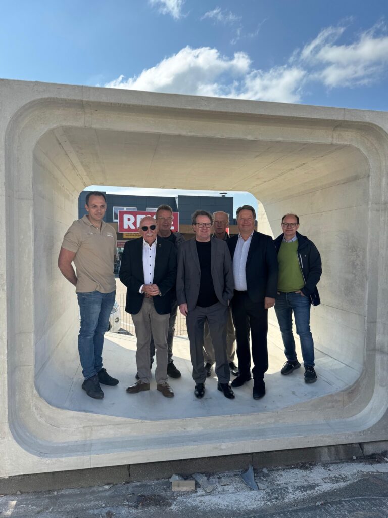 Dürens bislang größter Regenwasserkanal in der Dechant-Bohnekamp Straße.

Heute ...