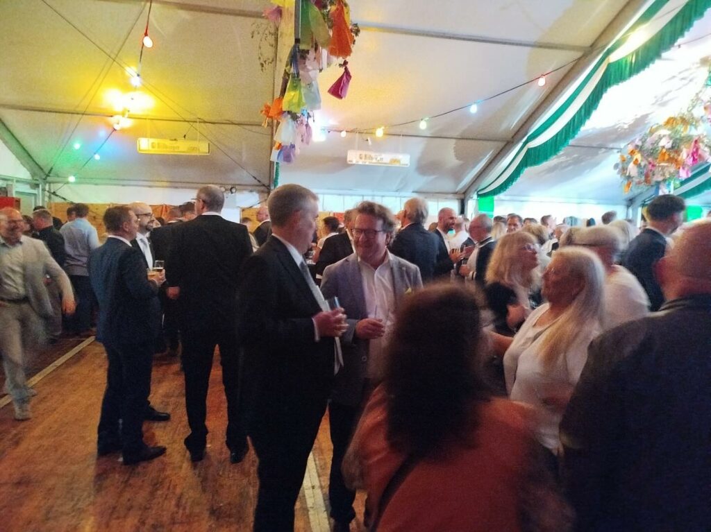Maifeier in Derichsweiler- auch hier volles Zelt, super Stimmung und ein strahle...