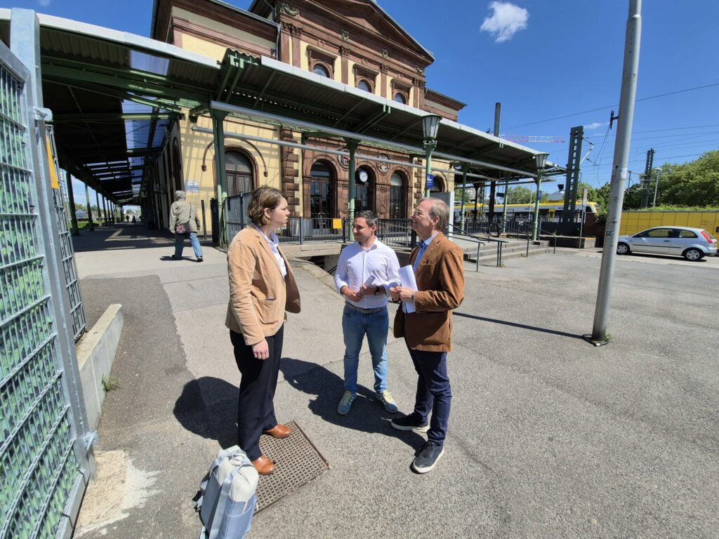 Noch viel zu tun am Dürener Bahnhof  , aber es geht in die richtige Richtung. 

...