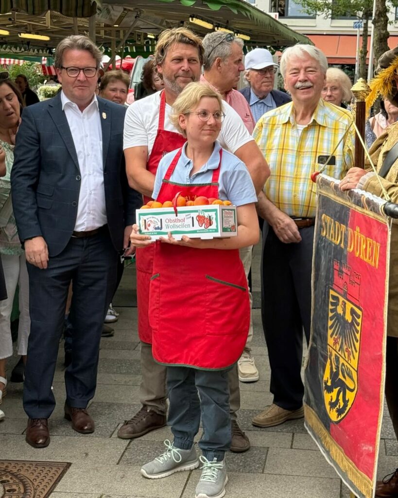 700 Jahre Wochenmarkt Düren. Hier schlägt dreimal die Woche das Herz der Stadt, ...
