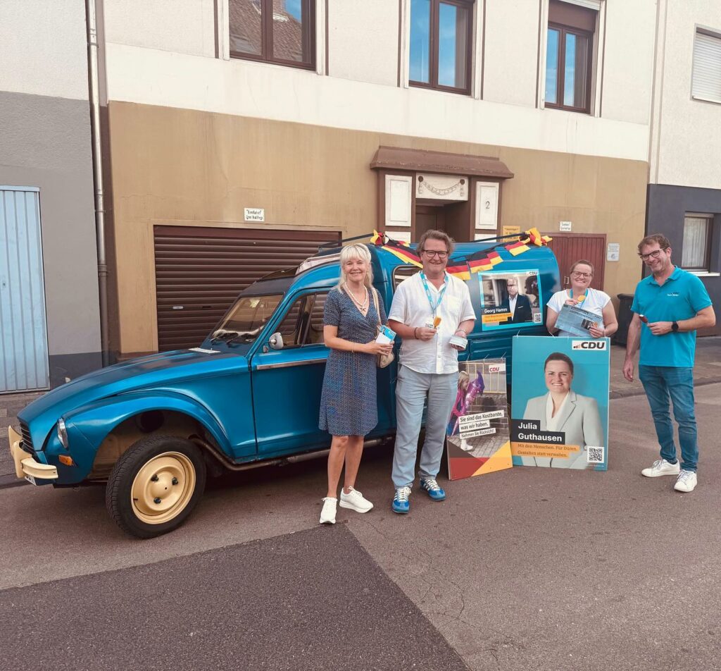CDU on Tour - Haustürbesuche in Düren-Ost mit Kreistagskandidatin Andrea Hilger ...