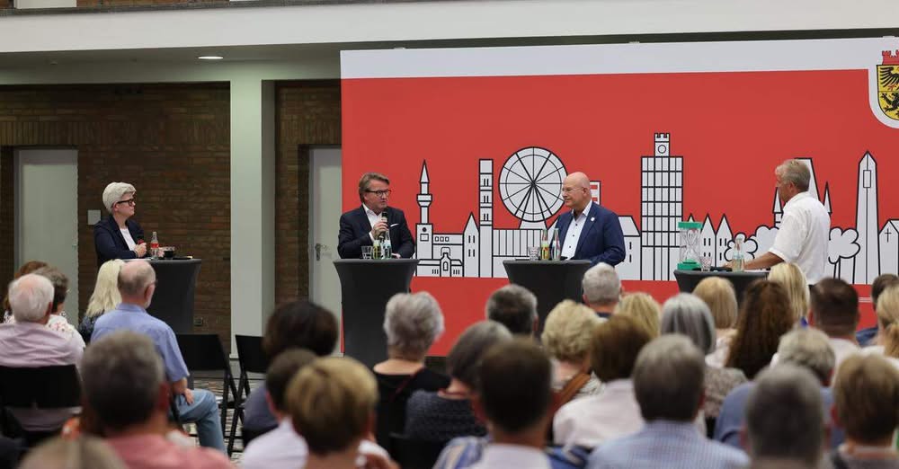 Die beiden Kontrahenten im Kampf um den Chefsessel im Dürener Rathaus liefern si...