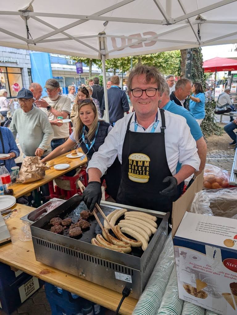 Hier grillt der Chef noch selbst - Infostand und Hamm-Burgermeister-Grillen in d...