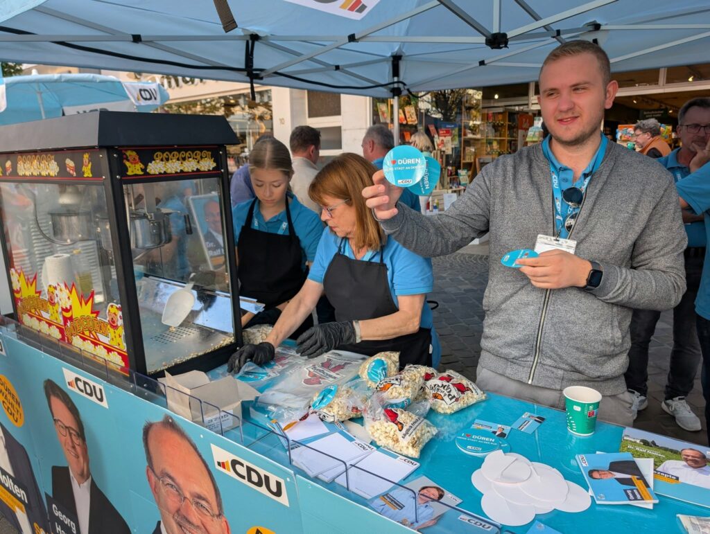 Gute Laune und gute Gespräche beim CanvassingStand in der Dürener Innenstadt. Un...