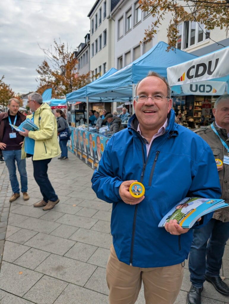 Verlängerung am Wahlkampfstand in der Innenstadt - Werbung für die Stichwahl am ...