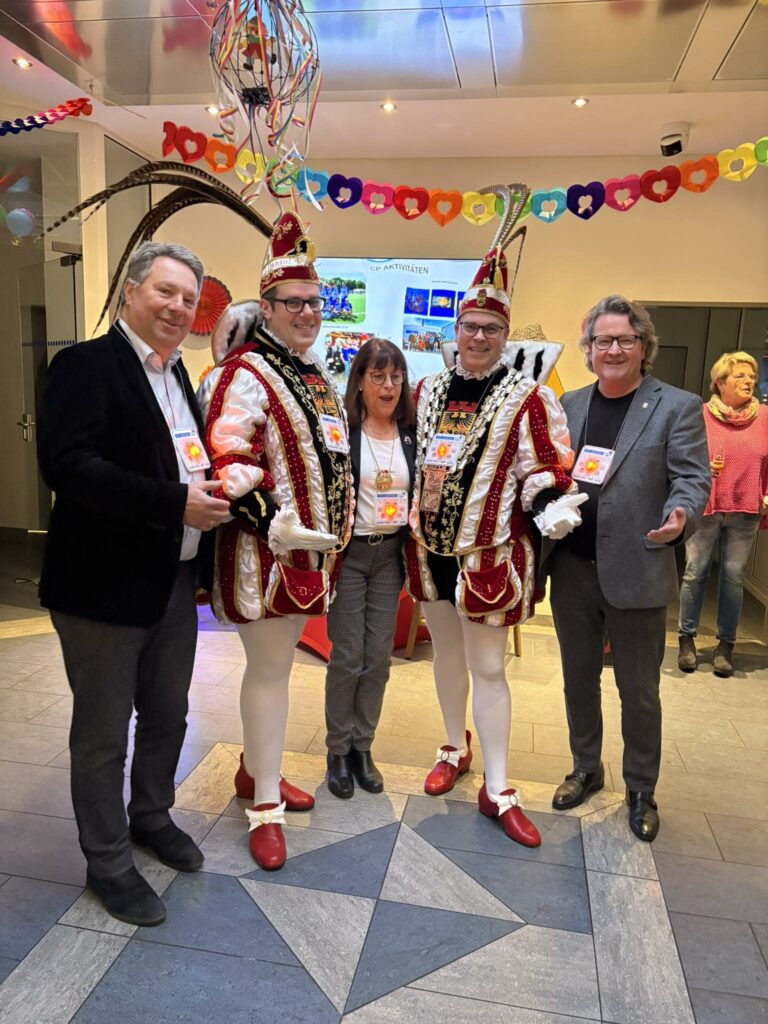 Das dürener Prinzenpaar Daniel I.  & Ingo II. samt Gefolge zu Besuch bei der Fa....