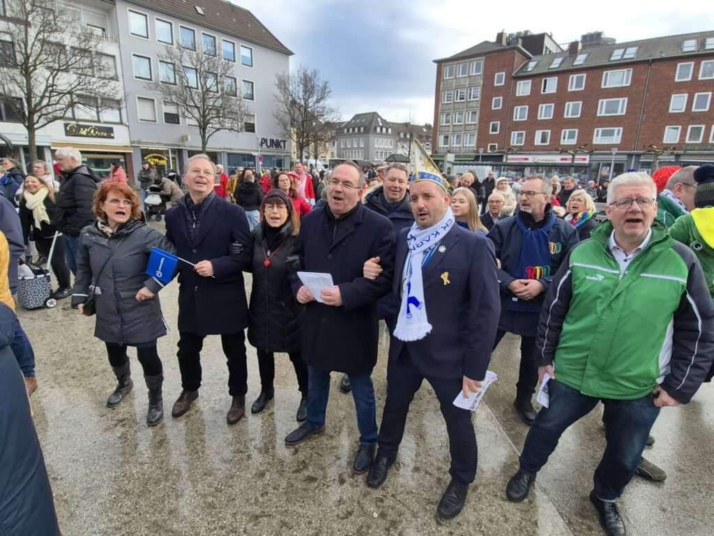 Jecke Stimmung, gute Laune und viel Freude beim Karnevals-Mitsing-Flashmob auf d...