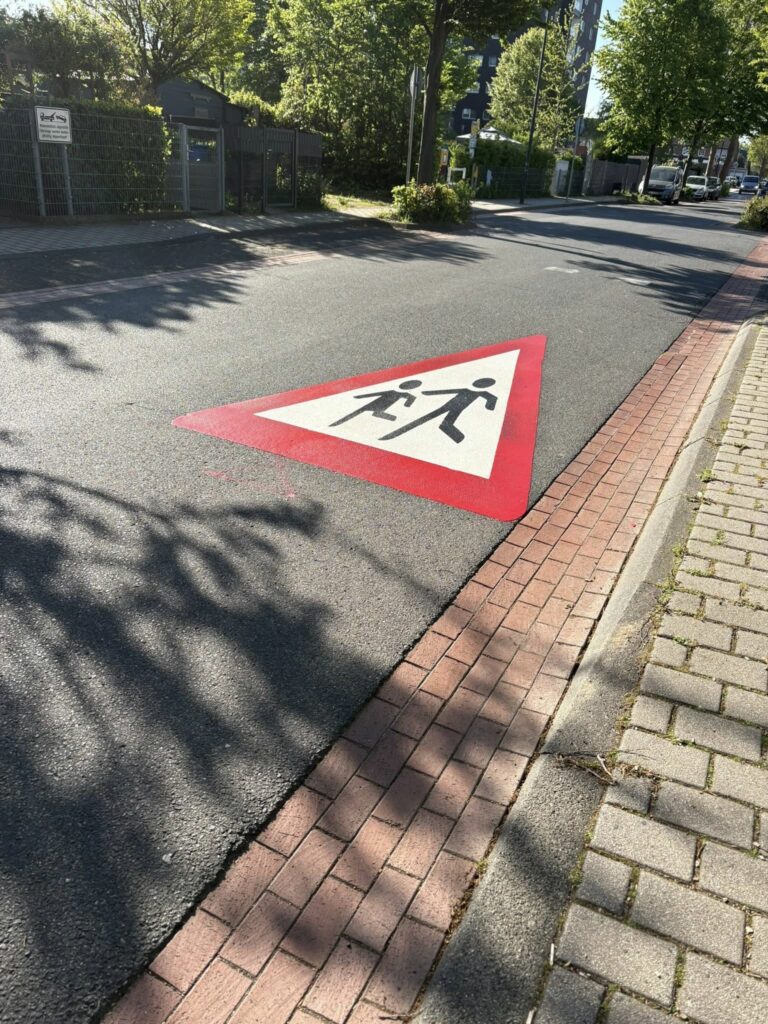 Gestern wurden am Spielplatz “Eintrachtstrasse” neue Piktogramme angebracht. Aut...